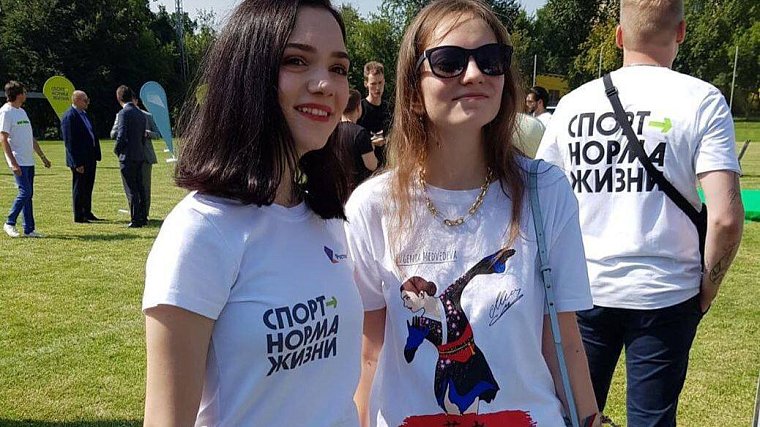 «Ролевая модель для девочек-подростков». Стилист о новой коллекции мерча Медведевой - фото