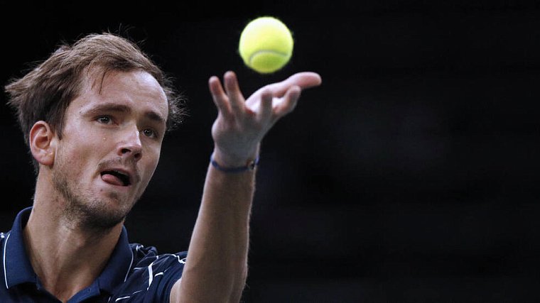 Даниил Медведев вышел в четвертьфинал турнира в Париже - фото