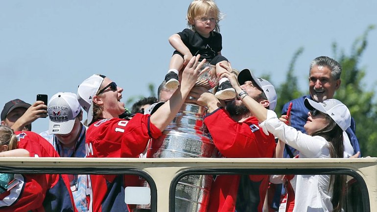 Овечкин пригласил жену и детей на Матч звезд НХЛ - фото
