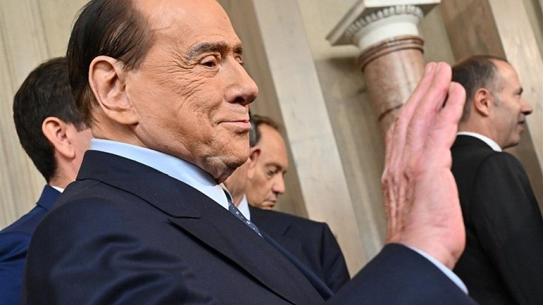 Берлускони рассказал, что получил 100 звонков с просьбой сдержать обещание и вызвать футболистам «Монцы» автобус с проститутками - фото