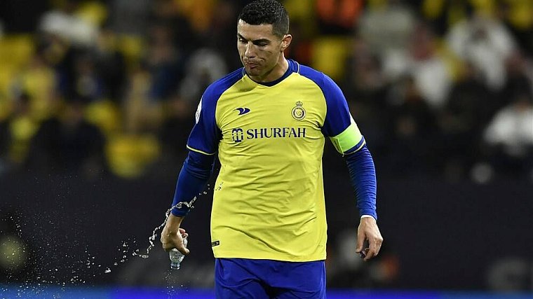 Фанаты «Аль‑Насра» растоптали футболку Роналду - фото
