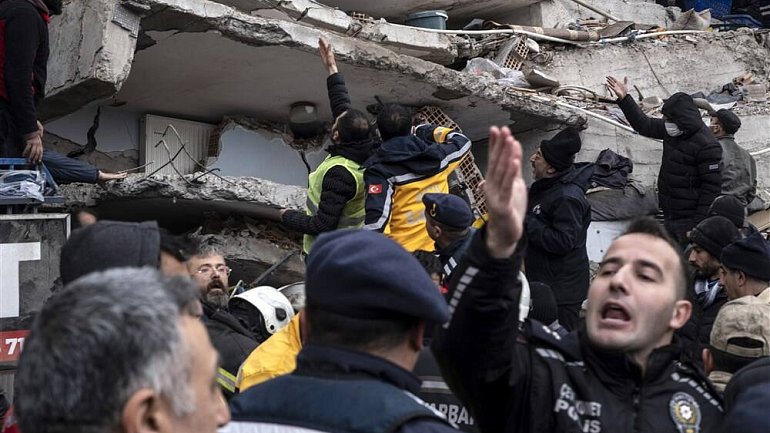 Землетрясение приостановило весь спорт в Турции - фото