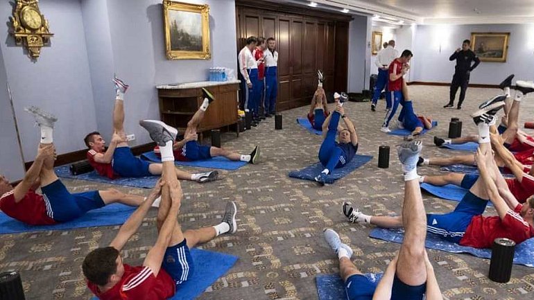 Сборная России перед матчем с Сан-Марино разминалась в «картинной галерее» - фото