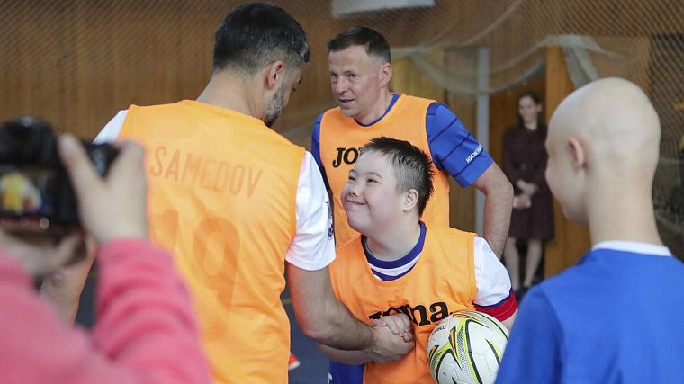 Самедов, Каряка, Сычев сыграли в футбол с детьми с ОВЗ - фото