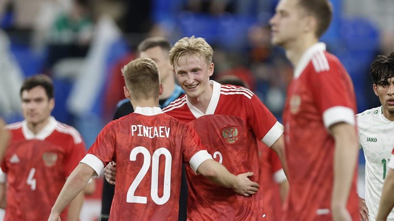 Сборная России осталась на 37-м месте в рейтинге ФИФА - фото