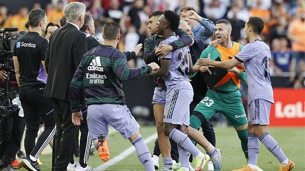 Расисты весь сезон оскорбляли звезду «Реала». Винисиус сорвался на болельщиков и президента Ла Лиги - фото