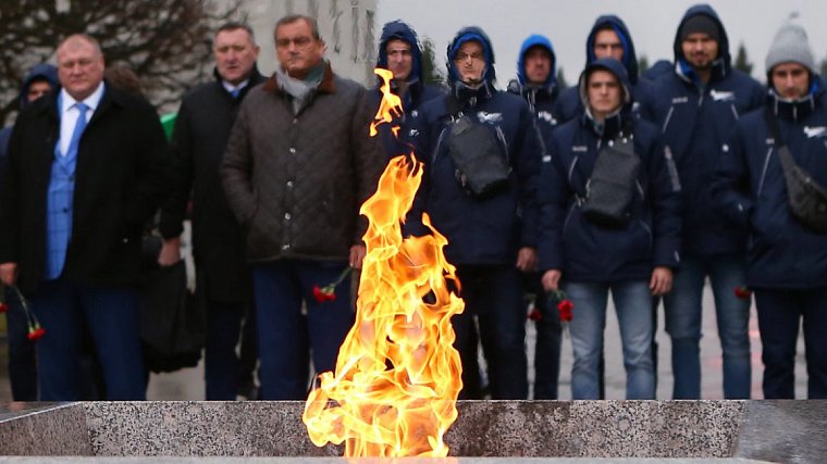 Зенитовцы посетили Пискаревское кладбище и побывали у вечного огня - фото