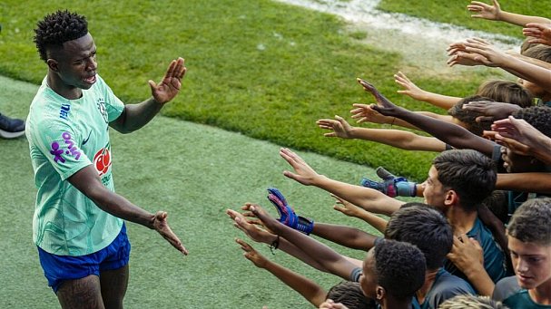 Нападающий «Реала» Винисиус возглавит комитет ФИФА по борьбе с расизмом - фото