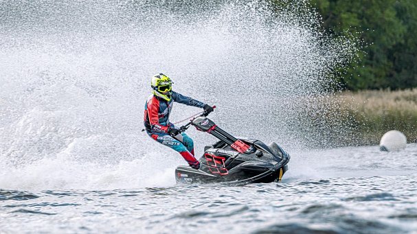 Петербург принимает этап Кубка России по водно-моторному спорту - фото