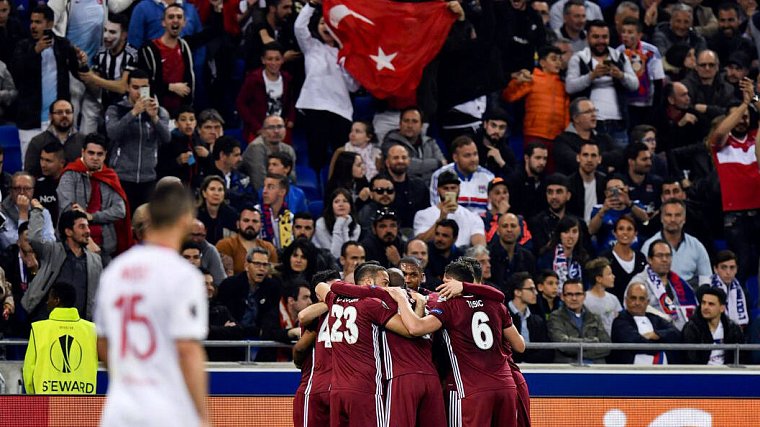 Матч в Лионе испорчен турецкими вандалами - фото