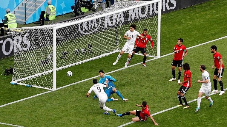 Сборная Уругвая одержала победу над сборной Египта, забив гол на последних минутах матча - фото