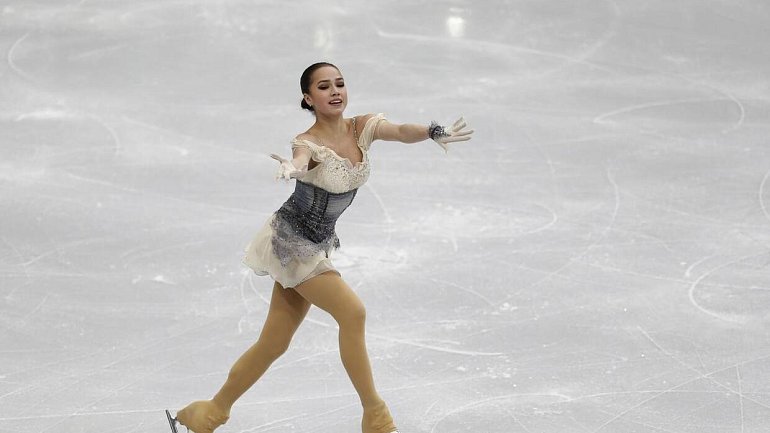 Загитова выиграла короткую программу чемпионата Европы. Чему рада Медведева? - фото