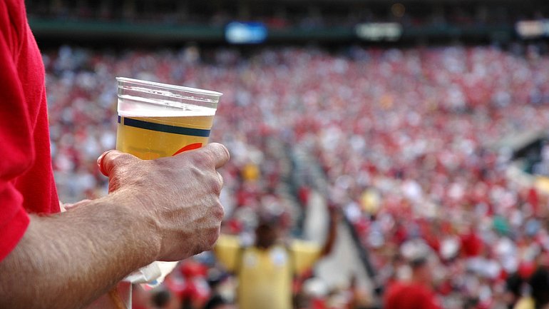 Запрет на продажу пива на стадионах не будет снят в ближайшее время - фото
