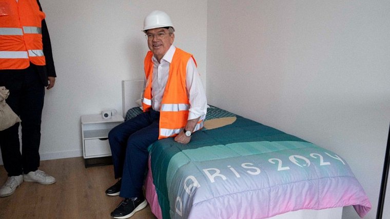 Глава МОК Бах оценил картонные кровати в Олимпийской деревне Парижа - фото