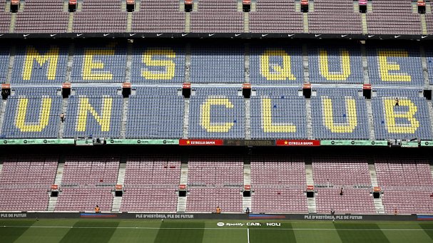 «Барселона» продает болельщикам газон стадиона «Камп Ноу» за 420 евро - фото
