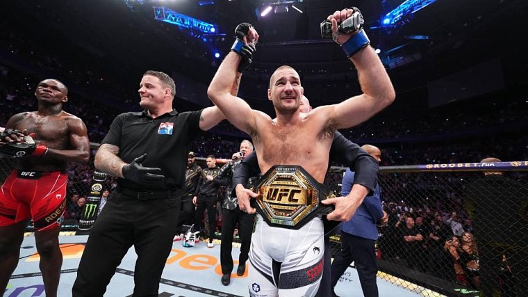 Стрикланд забрал чемпионский титул у Адесаньи на UFC 293 - фото