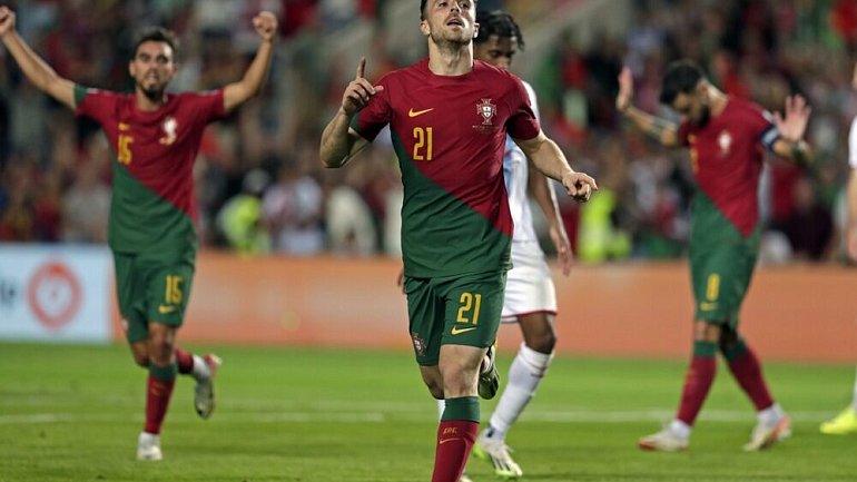Сборная Португалии без Роналду забила девять безответных мячей в ворота Люксембурга - фото