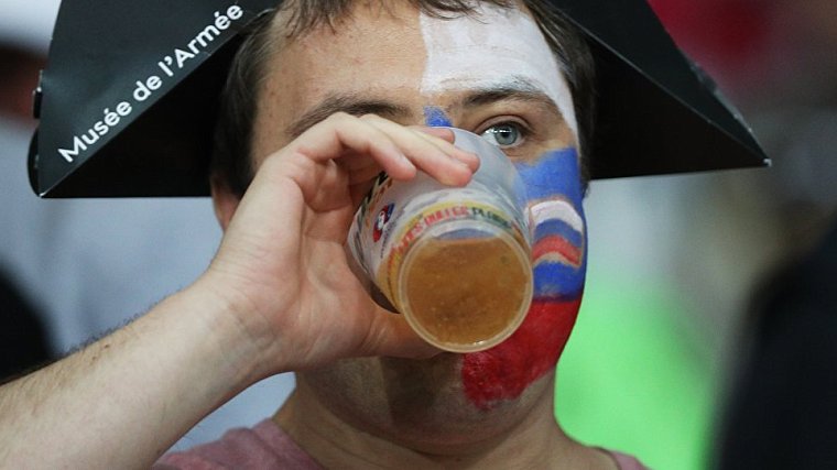 В Госдуму внесли законопроект о продаже и употреблении пива на футбольных матчах - фото