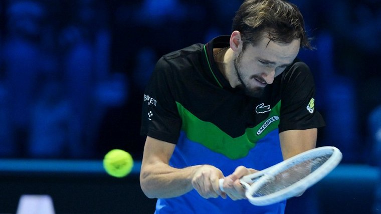 Медведев потерпел первое поражение на Итоговом турнире - фото