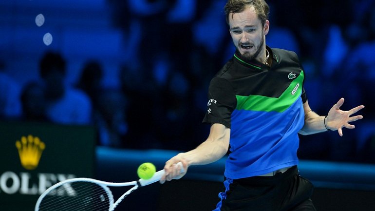 Медведев вылетел с Итогового турнира, уступив в полуфинале Синнеру - фото