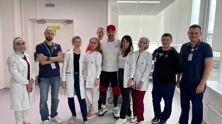 Костомаров показал, как играет в теннис с помощью бионического протеза руки - фото