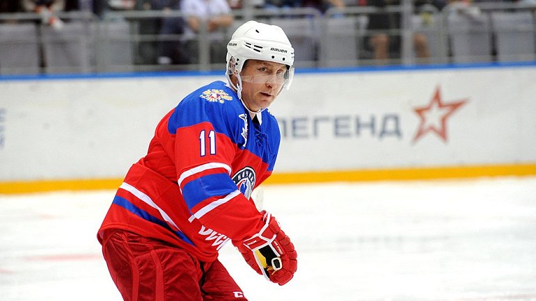 Владимир Путин забросил шайбу в НХЛ, рискуя здоровьем - фото