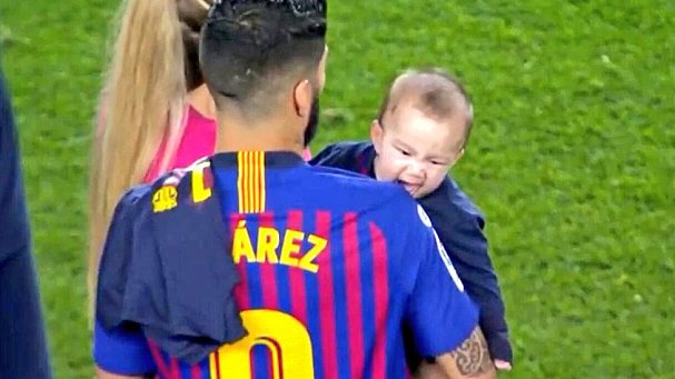 Сын Луиса Суареса укусил отца на футбольном поле. Кажется, это обсуждают больше, чем чемпионство «Барселоны» - фото