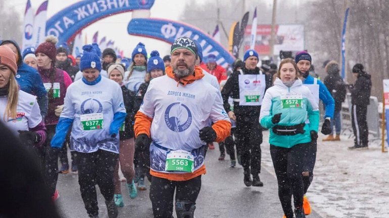 Тепло посреди зимы. Под Петербургом состоялся марафон «Дорога жизни» - фото