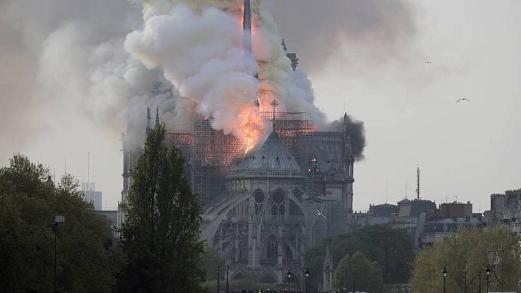 В Париже горит Нотр-Дам-де-Пари. ПСЖ выступил с заявлением - фото