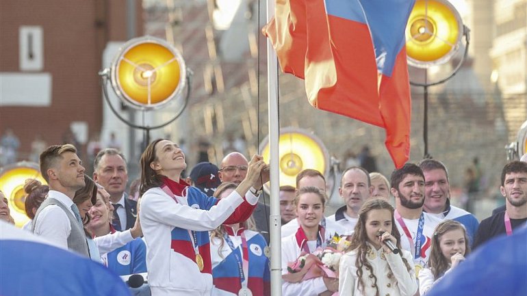 Занин заявил, что с гимнастами не обсуждался отказ от участия в Олимпиаде-2024 - фото