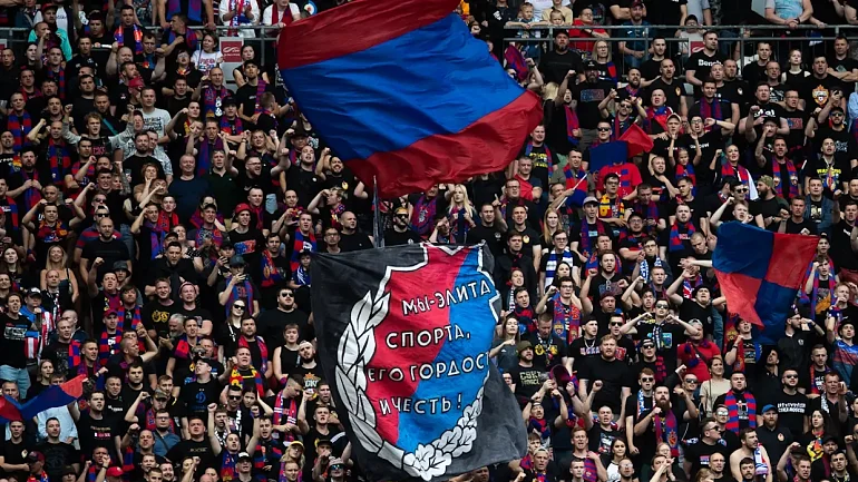 Армейские фанаты поддерживают ЦСКА из-за пределов «Арены Химки» - фото