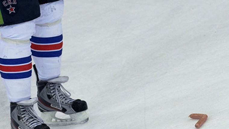 «Спартак» попросил болельщиков не кидать сосиски на лед в матче со СКА - фото