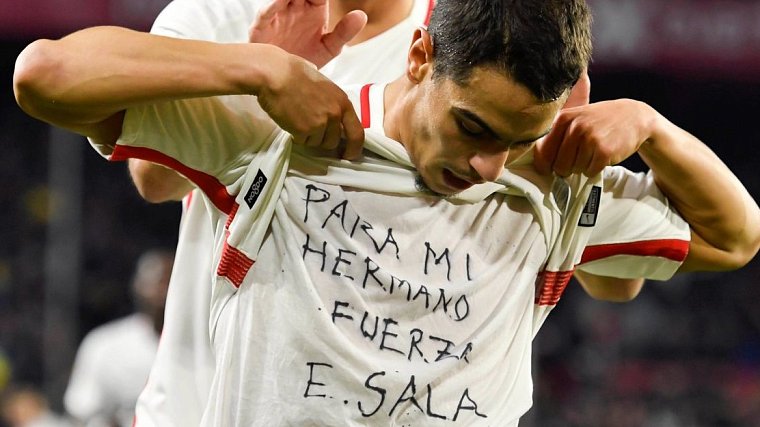 Нападающий «Севильи» посвятил гол в ворота «Барселоны» пропавшему Эмилиано Сале - фото