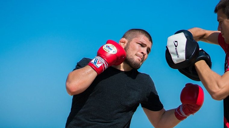 «Не обращайте на это внимания». Глава UFC — о бое Нурмагомедова с Мейвезером - фото